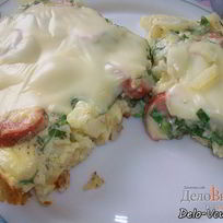 Омлет с картошкой, сосисками, зеленью и плавлеными сырками в духовке