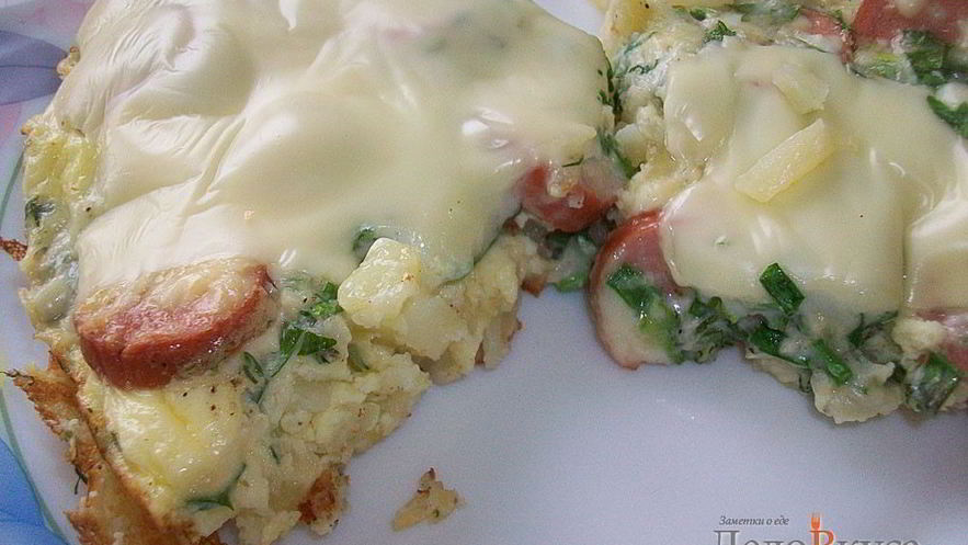 Рецепт омлета с картошкой, сосисками, зеленью и плавлеными сырками в духовке