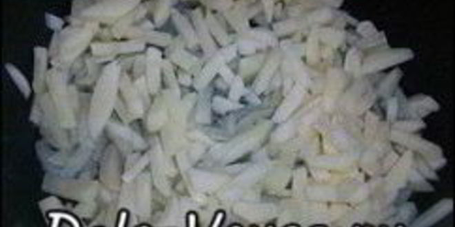 Рецепт омлета с картошкой, сосисками, зеленью и плавлеными сырками в духовке