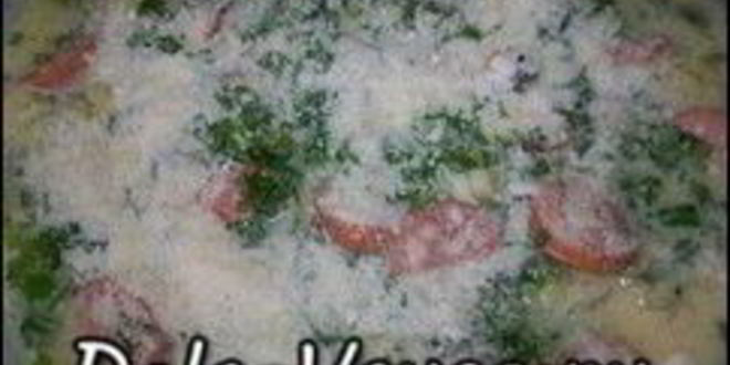 Рецепт омлета с картошкой, сосисками, зеленью и плавлеными сырками в духовке