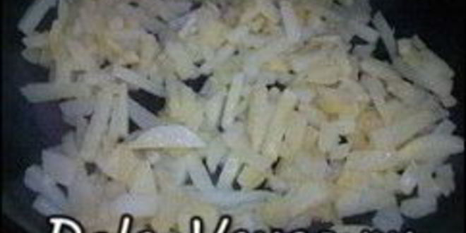 Рецепт омлета с картошкой, сосисками, зеленью и плавлеными сырками в духовке