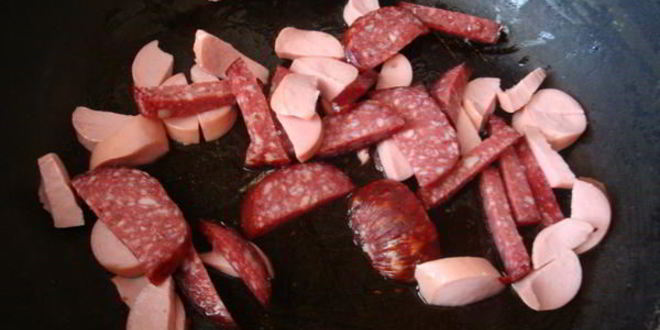 Рецепт омлета с колбасой и сыром