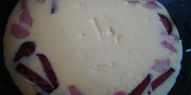 Рецепт омлета с колбасой и сыром