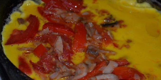 Рецепт омлета с овощами и курицей