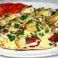 Омлет с сосисками, сыром и хлебом