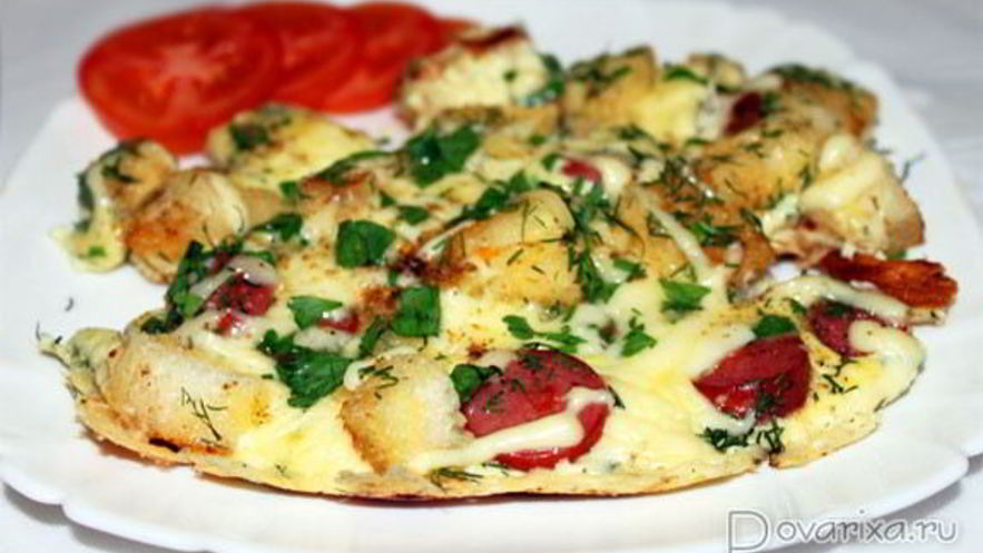 Рецепт омлета с сосисками, сыром и хлебом