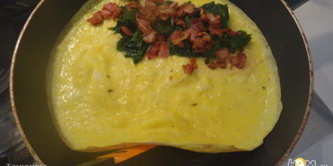 Рецепт омлета со шпинатом и беконом