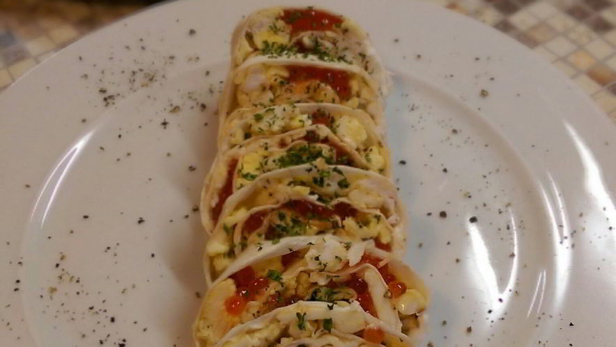 Рецепт омлета в лаваше с икрой и сыром