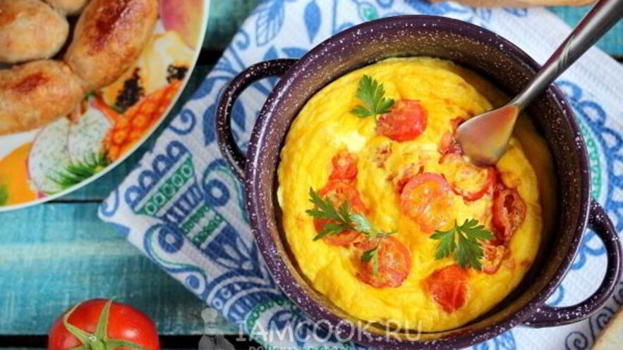 Рецепт омлета в микроволновке с помидорами и сыром