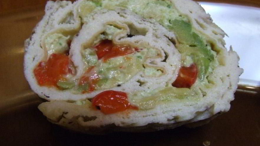 Рецепт рулета из омлета, авокадо и болгарского перца