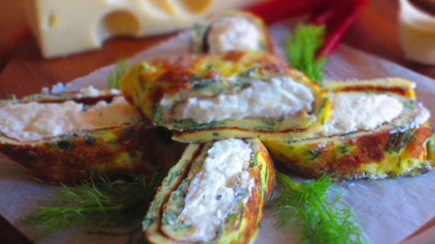 Рецепт рулетиков из омлета с творожно-сырной начинкой