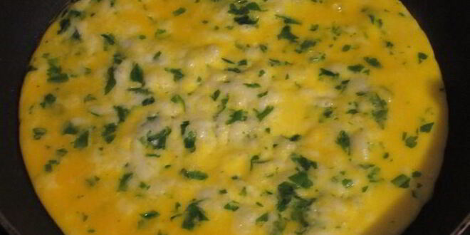 Рецепт рулетиков из омлета с творожно-сырной начинкой