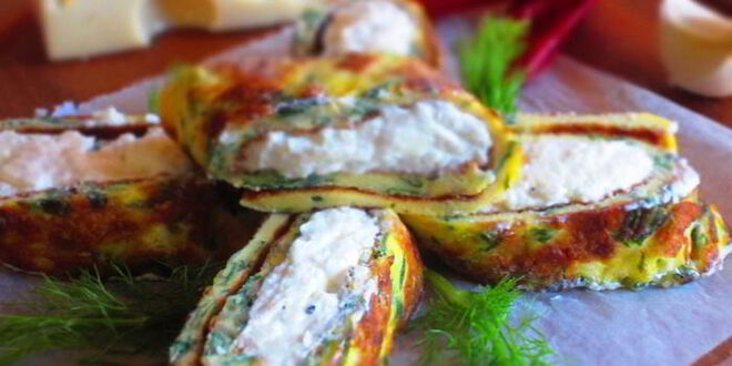 Рецепт рулетиков из омлета с творожно-сырной начинкой