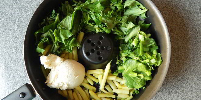 Рецепт творожного омлета с зеленью и овощами