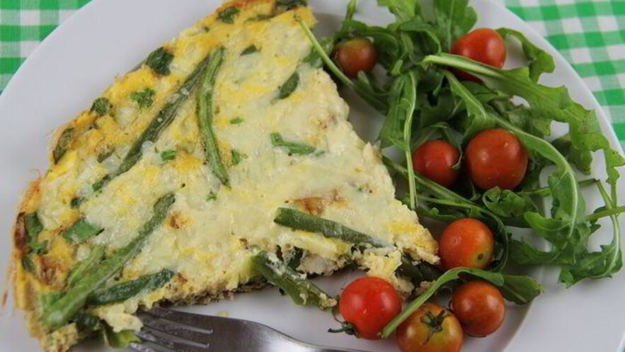 Рецепт зеленого омлета со стручковой фасолью, руколой и зеленым луком