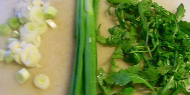 Рецепт зеленого омлета со стручковой фасолью, руколой и зеленым луком