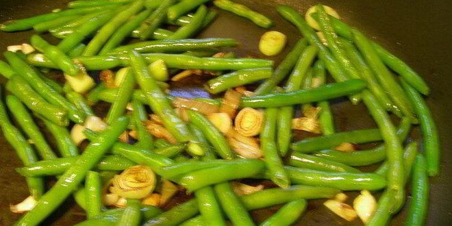 Рецепт зеленого омлета со стручковой фасолью, руколой и зеленым луком