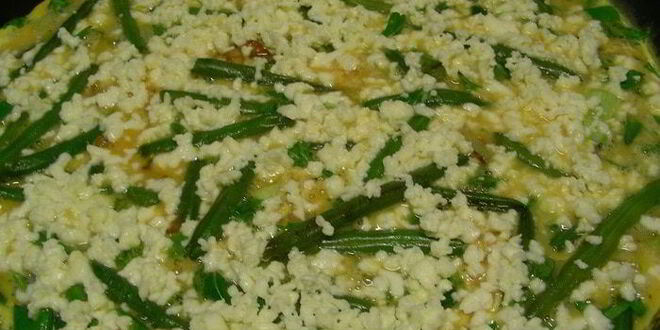 Рецепт зеленого омлета со стручковой фасолью, руколой и зеленым луком