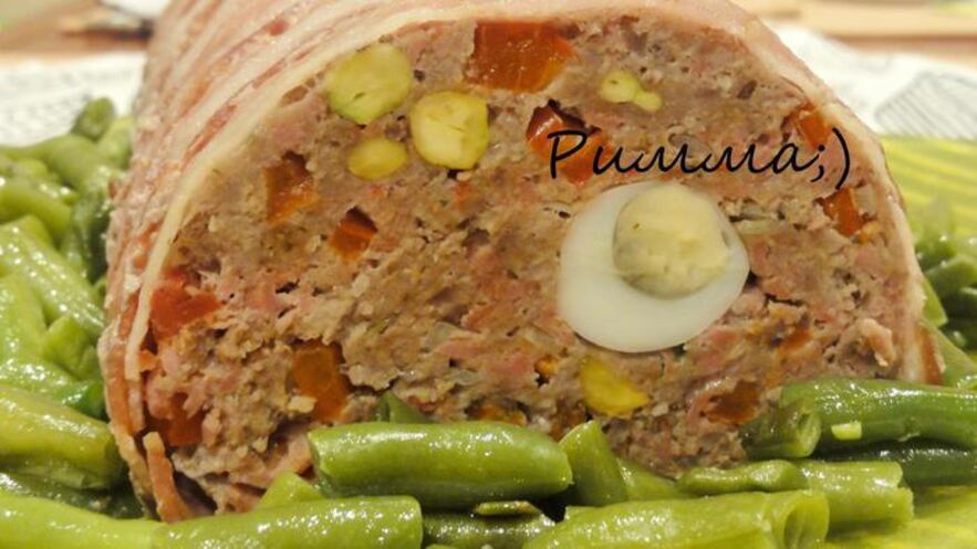 Рецепт мясного паштета с вялеными томатами, перепелиными яйцами и фисташками