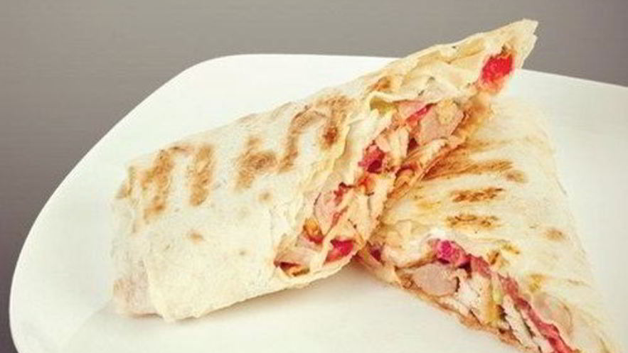 Рецепт горячего ролла-сэндвича с курицей, баклажанами и ореховым соусом