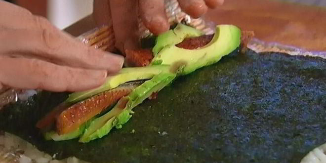 Рецепт роллов с угрем, авокадо и огурцом