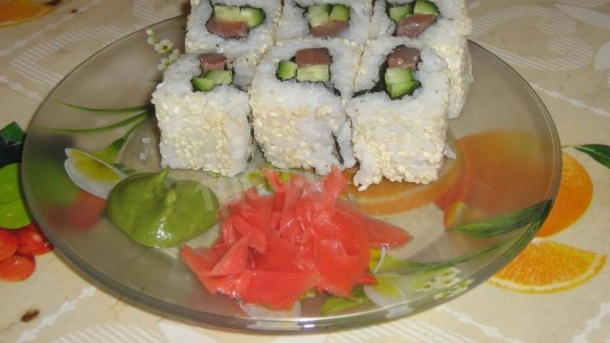 Рецепт роллов урамаки рисом наружу