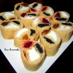 Рецепт Сладких блинных роллов Три вкуса с соусами