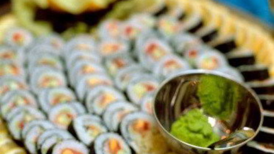 Рецепт теплых роллов с курицей, сыром и грибами