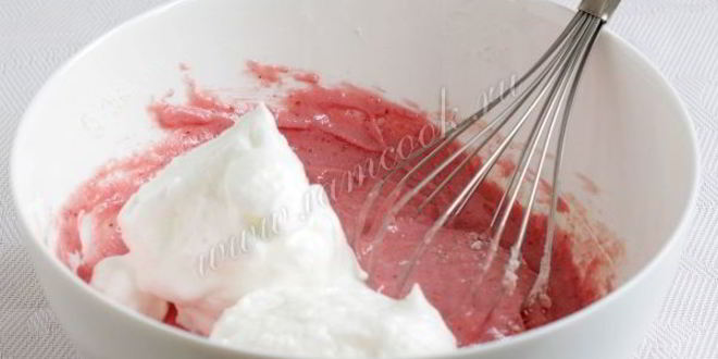 Рецепт бисквитного рулета с клубникой