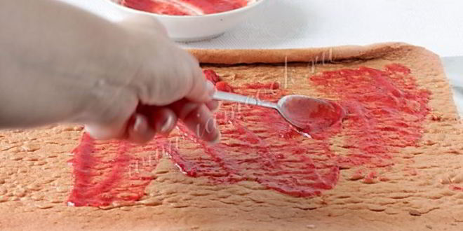 Рецепт бисквитного рулета с клубникой