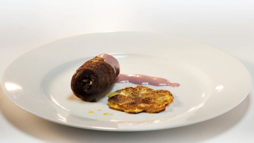 Рецепт говяжьих рулетиков с картофелем и красным майонезом