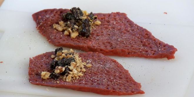 Рецепт говяжьих рулетиков с картофелем и красным майонезом