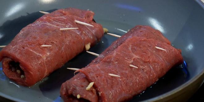 Рецепт говяжьих рулетиков с картофелем и красным майонезом