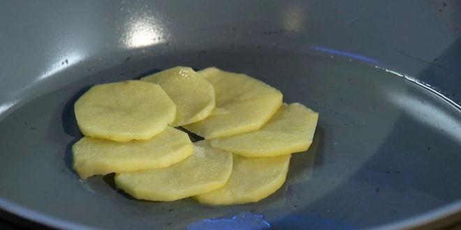 Рецепт говяжьих рулетиков с картофелем и красным майонезом