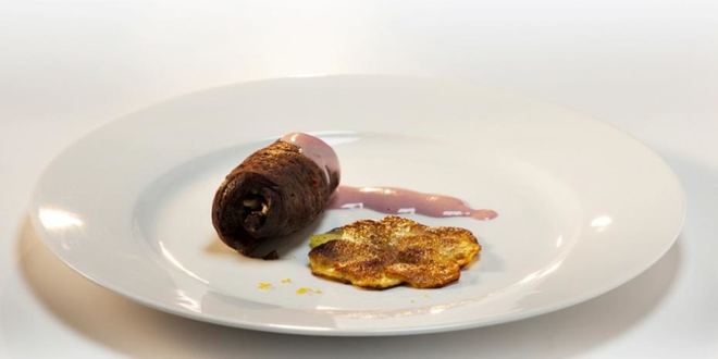 Рецепт говяжьих рулетиков с картофелем и красным майонезом