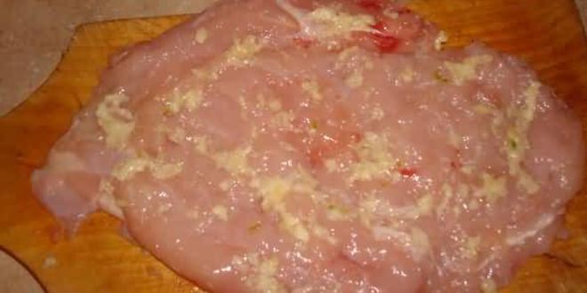 Рецепт куриного рулета с финиками