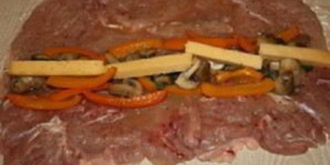 Рецепт куриного рулета с грибами и перцем