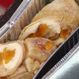 Рецепт Куриного рулета с курагой и тимьяном