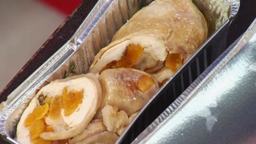 Рецепт куриного рулета с курагой и тимьяном
