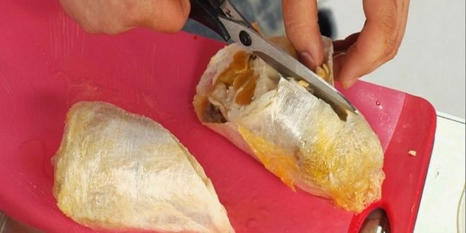 Рецепт куриного рулета с курагой и тимьяном