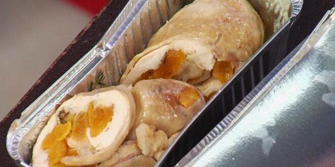 Рецепт куриного рулета с курагой и тимьяном