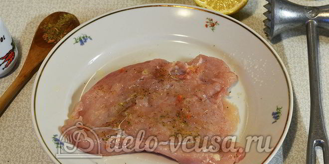 Рецепт куриного рулета с сыром и чесноком