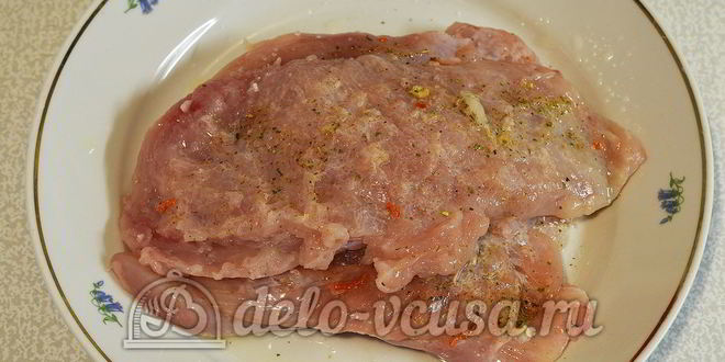 Рецепт куриного рулета с сыром и чесноком