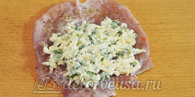 Рецепт куриного рулета с сыром и чесноком