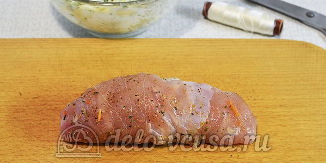 Рецепт куриного рулета с сыром и чесноком