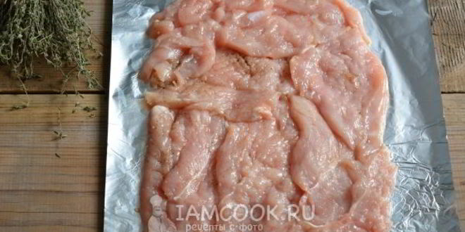 Рецепт куриного рулета, запеченного в фольге