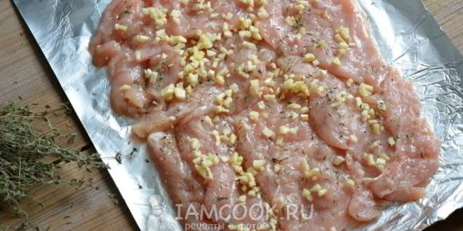 Рецепт куриного рулета, запеченного в фольге