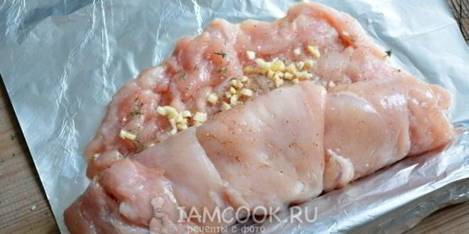 Рецепт куриного рулета, запеченного в фольге