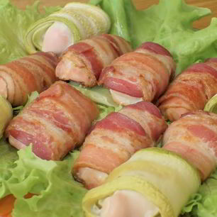 Рецепт Куриных рулетиков с беконом и кабачком