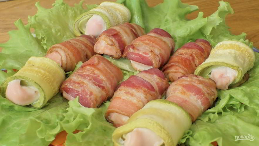 Рецепт куриных рулетиков с беконом и кабачком